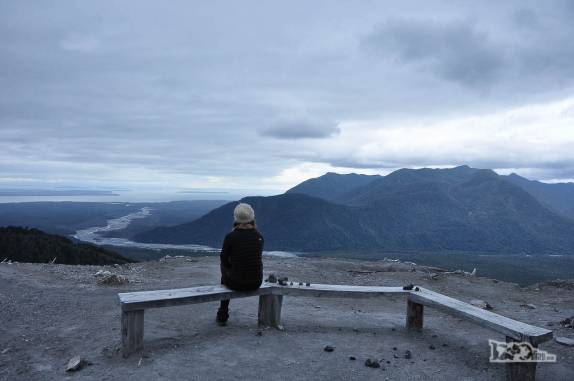 No alto do vulcão Chaitén, observando o vale abaixo, no sul do Chile